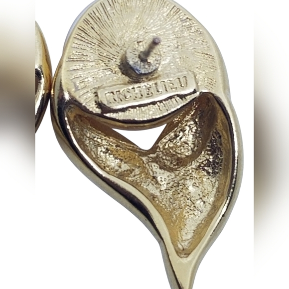 RICHELIEU VINTAGE GOLDTONE & FAUX PEARL STATEMENT EARRINGS - Picture 6 of 6